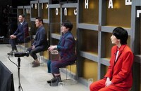 MC陣。左からアンガールズ田中、スピードワゴン井戸田、ハリセンボン。