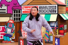 「火曜は全力！華大さんと千鳥くん」にゲスト出演するロバート秋山。(c)関西テレビ