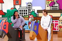 （左から）ロバート秋山、狩野英孝。(c)関西テレビ