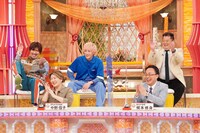 （前列左から）評論家の中野信子、梶本修身、（後列左から）EXIT、ブラックマヨネーズ小杉。(c)フジテレビ