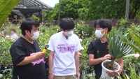 新作コント作りのため、空気階段が園芸店で取材をするワンシーン。(c)テレビ朝日