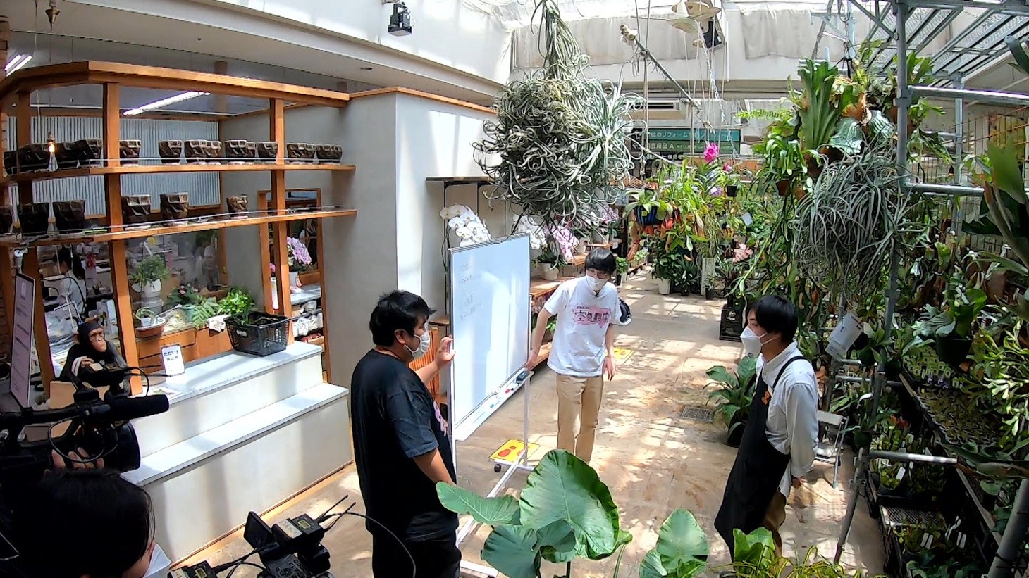新作コント作りのため、空気階段が園芸店で取材をするワンシーン。(c)テレビ朝日