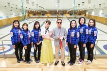 タモリと「ロコ・ソラーレ」メンバーが共演する「タモリSTATION カーリングSP」代表カット。(c)テレビ朝日