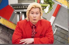 「全力！脱力タイムズ」に出演するメイプル超合金カズレーザー。(c)フジテレビ