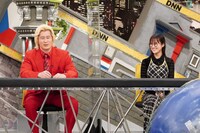 （左から）メイプル超合金カズレーザー、恒松祐里。(c)フジテレビ