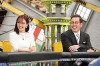 （左から）小澤陽子アナ、アリタ哲平。(c)フジテレビ