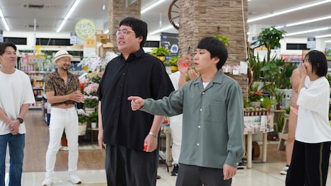 マヂカルラブリー村上（左）とハナコ秋山（右）の「トレインスポッティング」。(c)日本テレビ