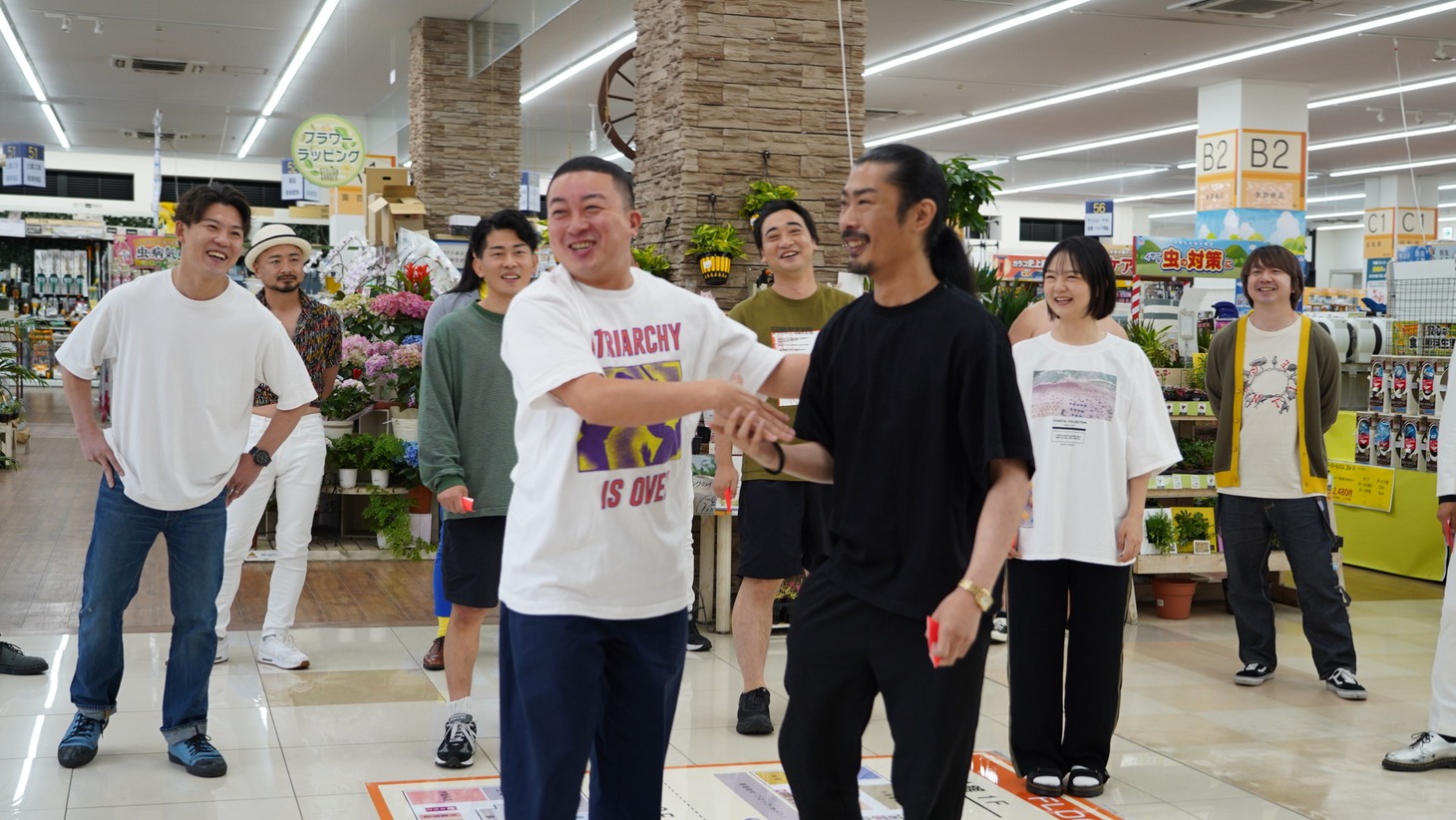 パンサー菅（右）とチョコレートプラネット松尾（左）の「巻末」。(c)日本テレビ