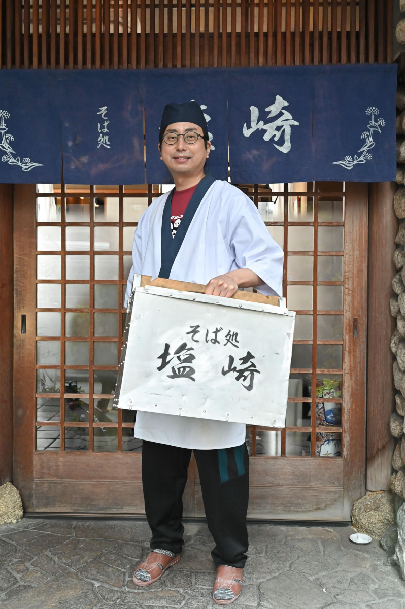 そば処 塩崎で働く塩崎啓介役のおいでやす小田。