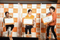 フリップを上下逆に発表するぺこぱシュウペイ（中央）。