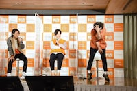 スキージャンプのシミュレーションをするぺこぱ松陰寺（右）。