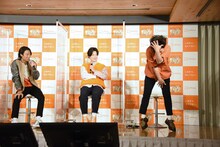 スキージャンプのシミュレーションをするぺこぱ松陰寺（右）。