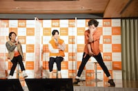 スキージャンプのシミュレーションをするぺこぱ松陰寺（右）。