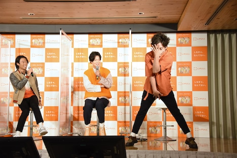 スキージャンプのシミュレーションをするぺこぱ松陰寺（右）。