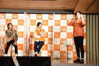 スキージャンプの得点発表のシミュレーションをするぺこぱ松陰寺（右）。