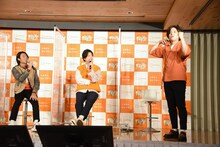 スキージャンプの得点発表のシミュレーションをするぺこぱ松陰寺（右）。