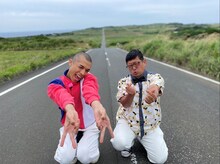 ロイ（左）とWエンジン・チャンカワイ。(c)RSK