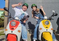 オーバーオールにスイカヘルメット姿の藤田ニコル（右）と出川哲朗（左）。