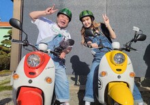 オーバーオールにスイカヘルメット姿の藤田ニコル（右）と出川哲朗（左）。