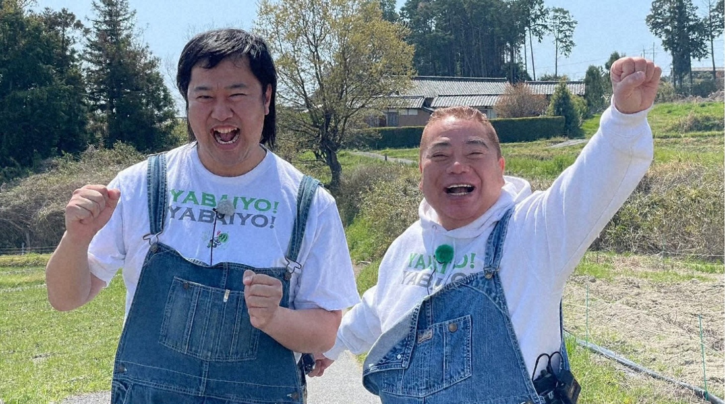 とにかく明るい安村（左）と出川哲朗（右）。