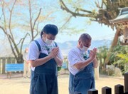 とにかく明るい安村（左）と出川哲朗（右）。