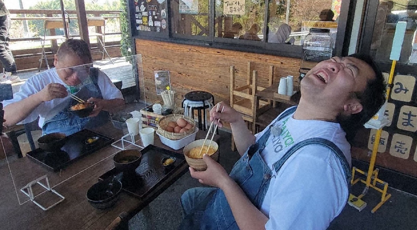2人目のゲストライダーはとにかく明るい安村。
