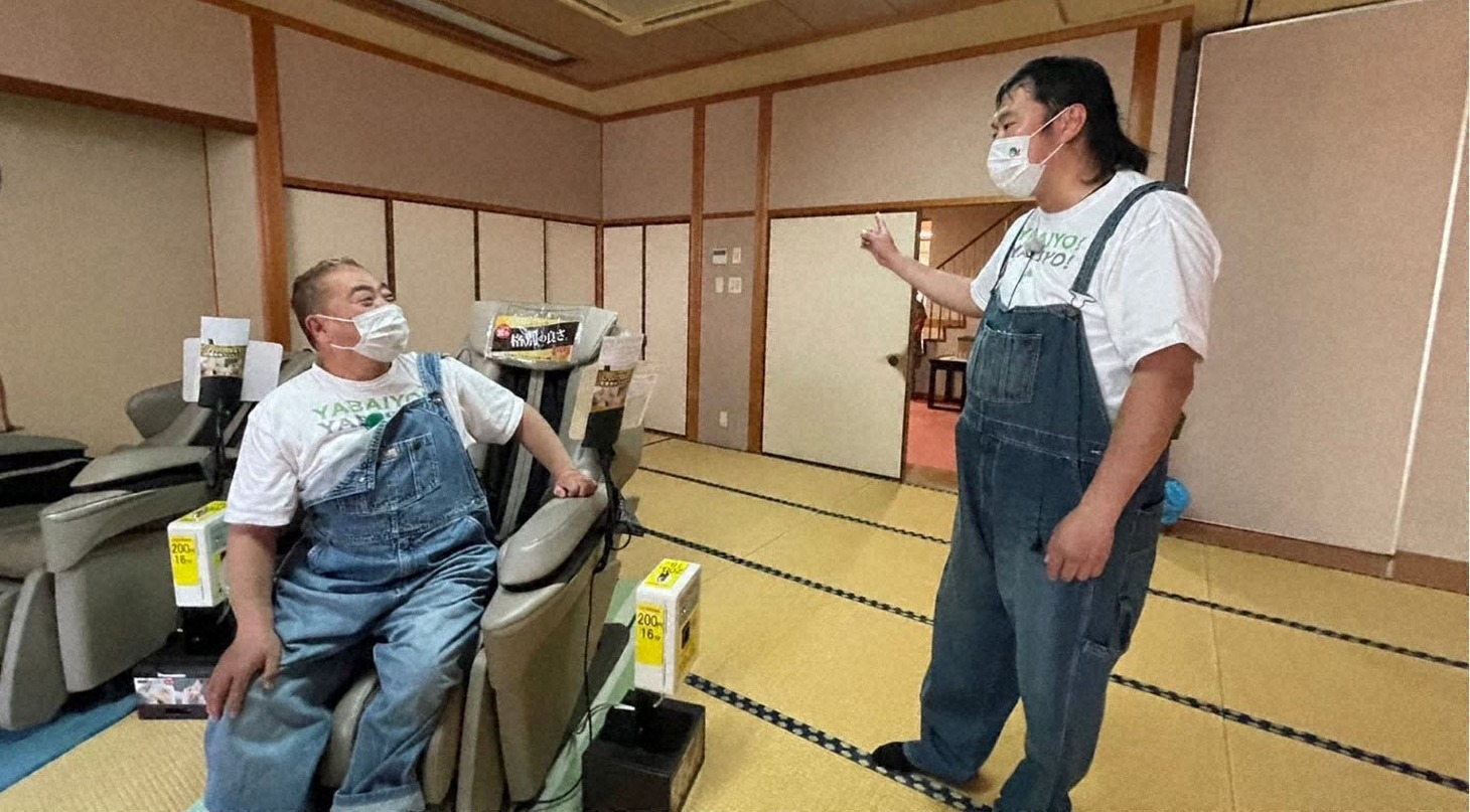 出川哲朗（左）ととにかく明るい安村（右）。