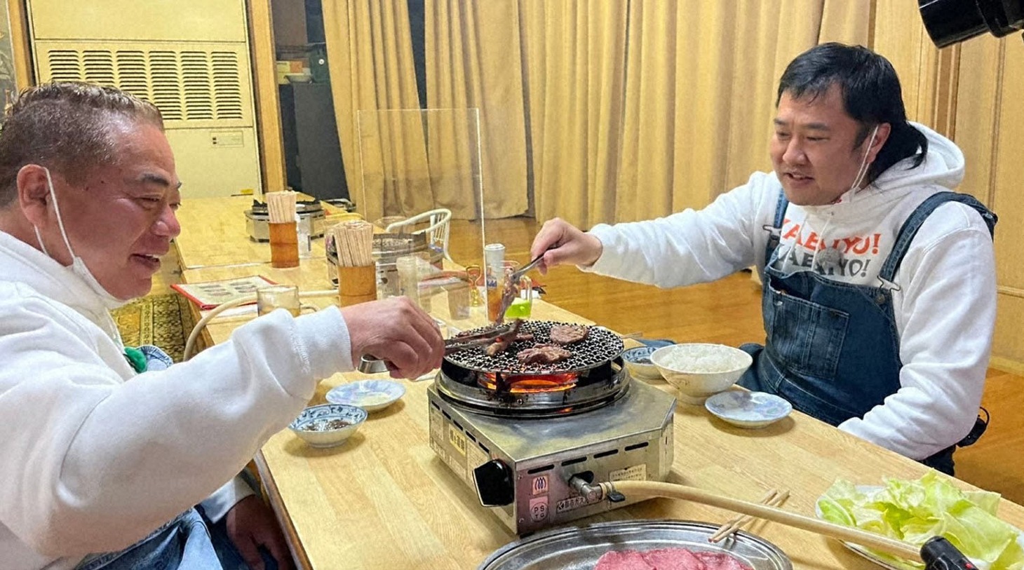出川哲朗（左）ととにかく明るい安村（右）。