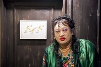 「ドイド」の前で記念撮影をするすず子ママ。（撮影：高橋宗正）