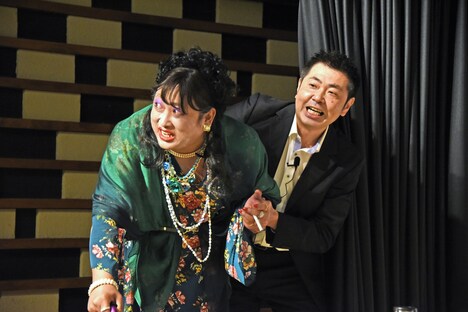 次男に支えられながら登場したすず子ママ。