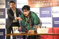 ゆっくりとイスに腰かけるすず子ママ。