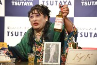 「ロバート・キャンベル」なる酒を紹介するすず子ママ。