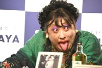 「クリエイターズ・ファイル Vol.04」に登場する犬・ロルフくんのマネをするすず子ママ。