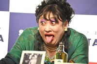 「クリエイターズ・ファイル Vol.04」に登場する犬・ロルフくんのマネをするすず子ママ。