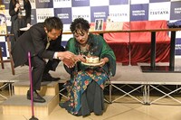 次男にケーキのフィルムをはがしてもらうすず子ママ。