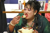 震えながらケーキを食べるすず子ママ。