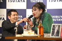 虚ろな目でカラオケを楽しむすず子ママ。