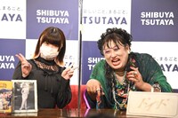 ファンとの記念撮影をするすず子ママ。