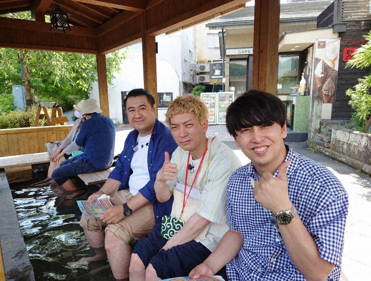 ニューヨークと小手伸也（左）。(c)テレビ東京