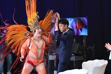 「新婚さんいらっしゃい！」でサンバダンスを披露する、（左から）ゆりやんレトリィバァ、藤井隆。(c)ABCテレビ