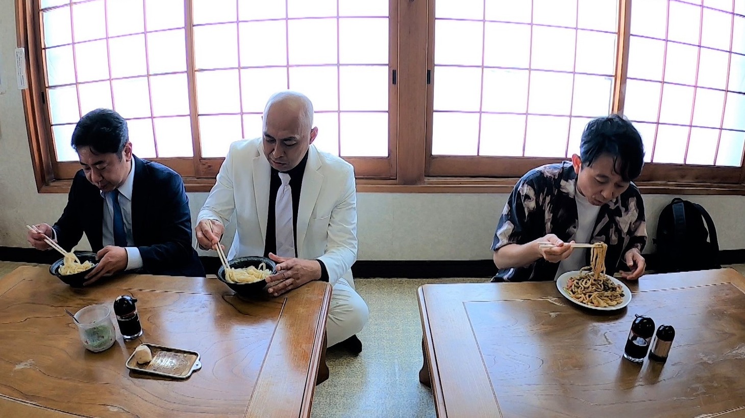 「有吉クイズ ゴールデン2時間SP」で香川を訪れ、うどんと向き合う（左から）錦鯉、有吉弘行。(c)テレビ朝日