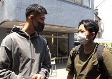 行列に並ぶロケで合流する（左から）竹内涼真、有吉弘行。(c)テレビ朝日