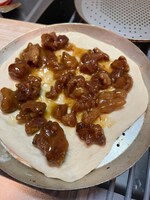 焼き鳥を生地に乗せる。