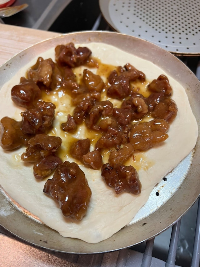 焼き鳥を生地に乗せる。