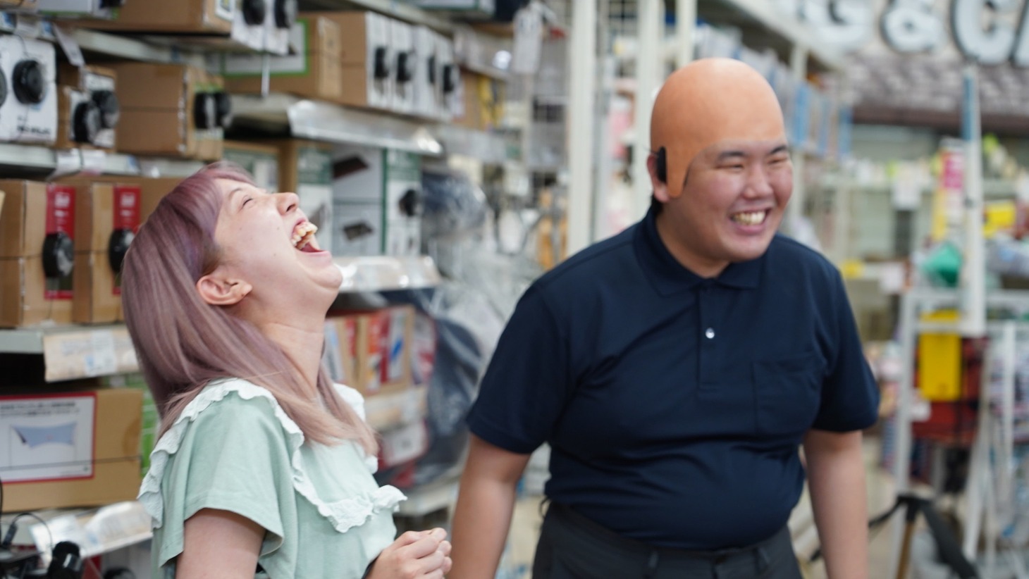 パーパーあいなぷぅ（左）と蛙亭・中野（右）の「コスモス」。(c)日本テレビ