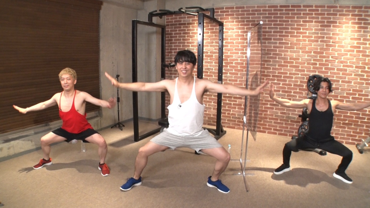 「NEWニューヨーク」で肉体改造に臨むニューヨークと、アンバサダーの武田真治（右）。(c)テレビ朝日