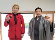 「偉人に献杯」に出演するメイプル超合金カズレーザーと歴史小説家の今村翔吾。(c)BS朝日