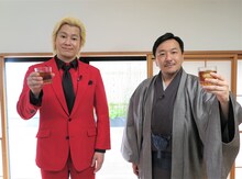 「偉人に献杯」に出演するメイプル超合金カズレーザーと歴史小説家の今村翔吾。(c)BS朝日