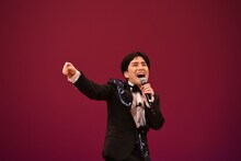 ラブレターズ溜口。写真は昨年7月に行われた「溜口スーパードリームショー～新・世界で一番熱い夏～ presented by お笑いナタリー」より。