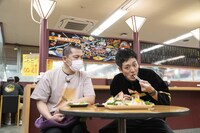 左から天竺鼠・川原、とろサーモン村田。